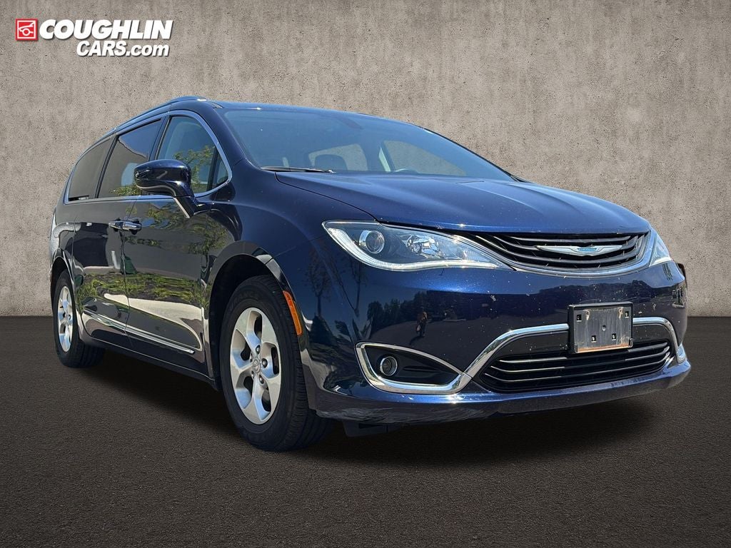 2018 Chrysler Pacifica Hybrid Touring L's photo